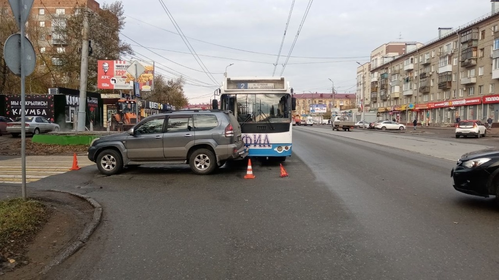 В Омске автоледи не пропустила троллейбус и устроила ДТП