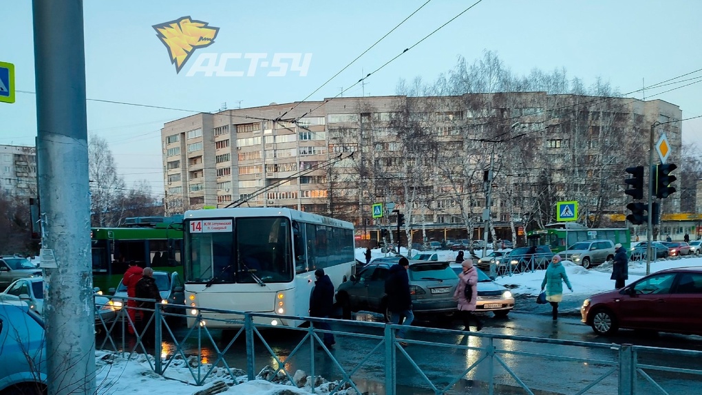 В Новосибирске с участием автобуса произошло массовое ДТП