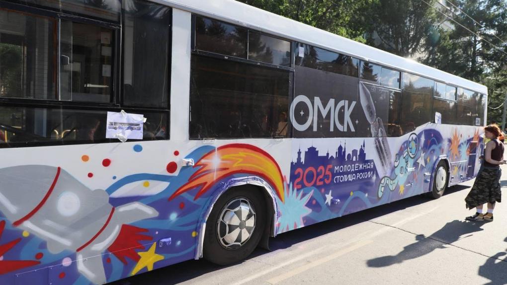 В День молодёжи в Омске раскрасили «космические» автобусы