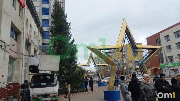 В Омске установили ещё одну новогоднюю ёлку, несмотря на аномальное тепло