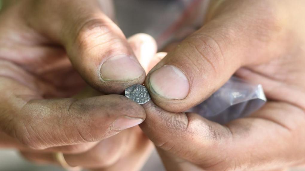 Монету времён Ивана Грозного нашли при раскопках на севере Омской области