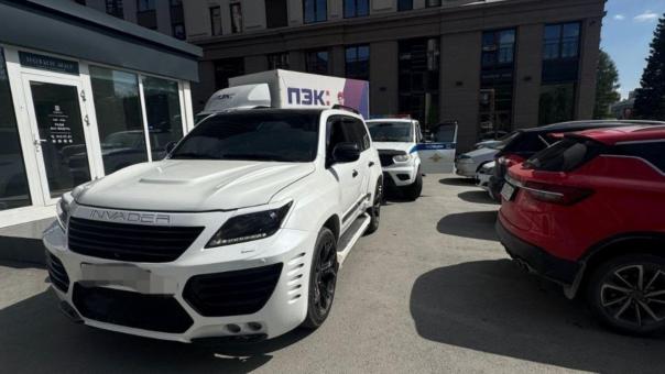 В Новосибирске водитель на тонированном Lexus попался на фальшивых номерах