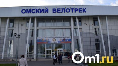 Омский велотрек затопило водой из-под потолка