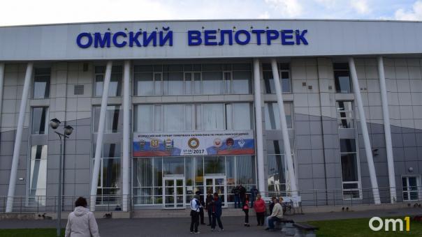 Омский велотрек затопило водой из-под потолка