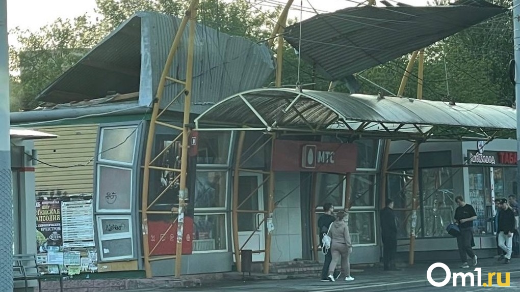 Штормовой ветер оторвал в Омске крышу остановки в городке Водников