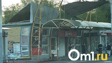 Штормовой ветер оторвал в Омске крышу остановки в городке Водников