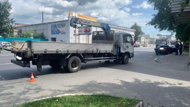 18-летний мотоциклист врезался в Kia от удара грузовика в Новосибирске