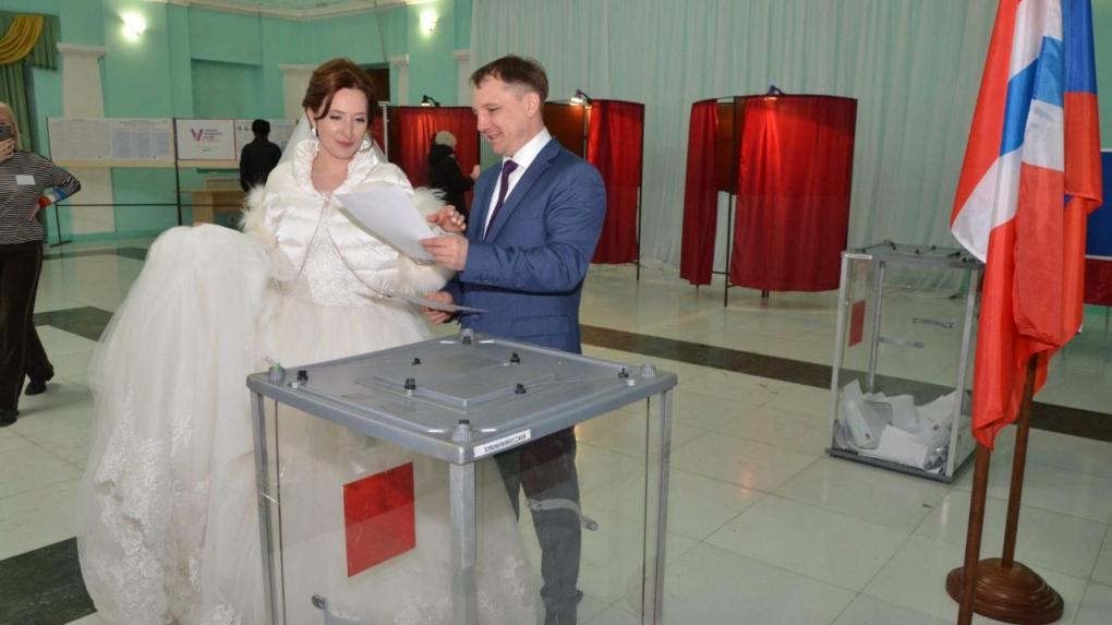 Омские молодожёны приехали на избирательный участок сразу после ЗАГСа