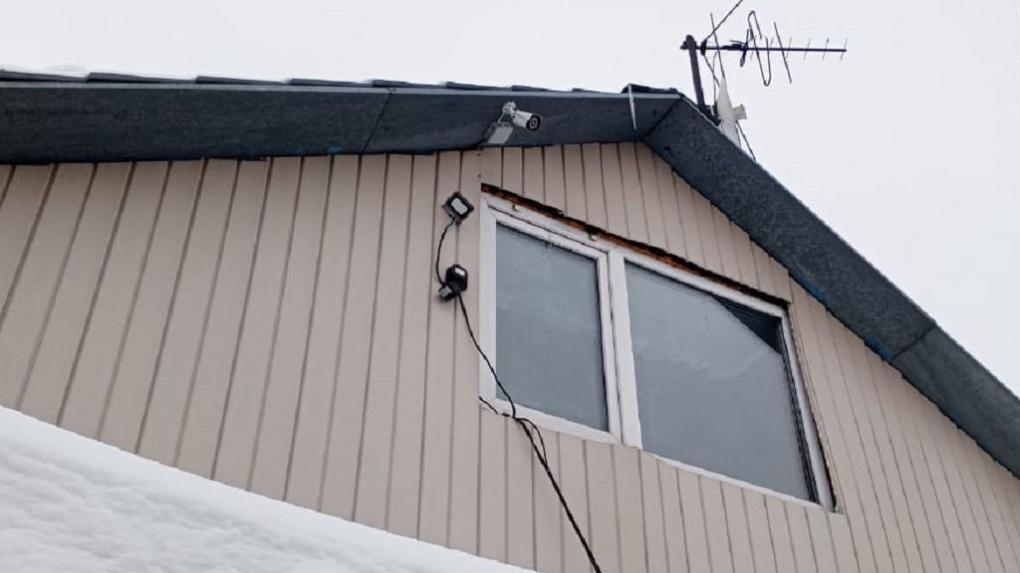 Омичи установили на фасаде дома камеры видеонаблюдения, чтобы следить за соседом