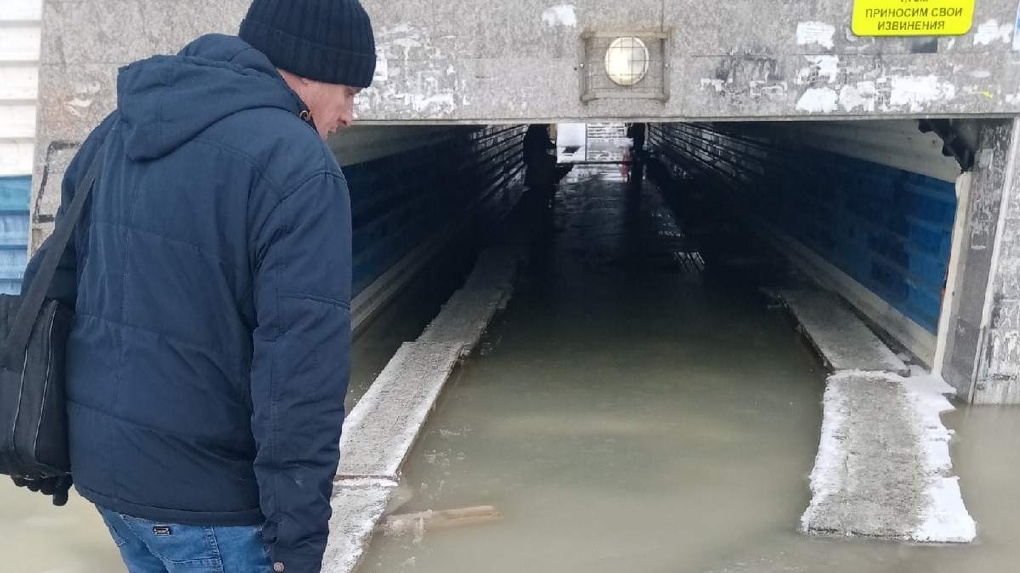 Переход для лилипутов: под Новосибирском затопило пешеходный тоннель