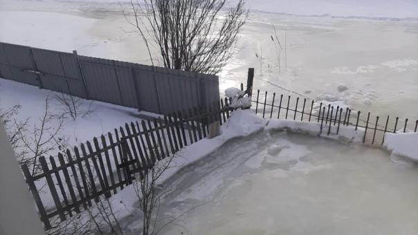 Омский дачный посёлок затапливает подозрительной жёлтой водой. Видео