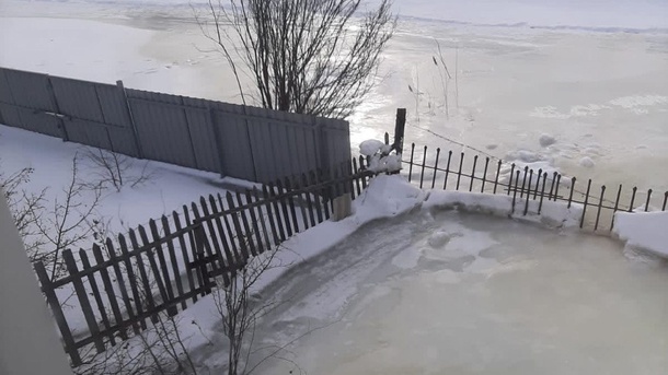 Омский дачный посёлок затапливает подозрительной жёлтой водой. Видео