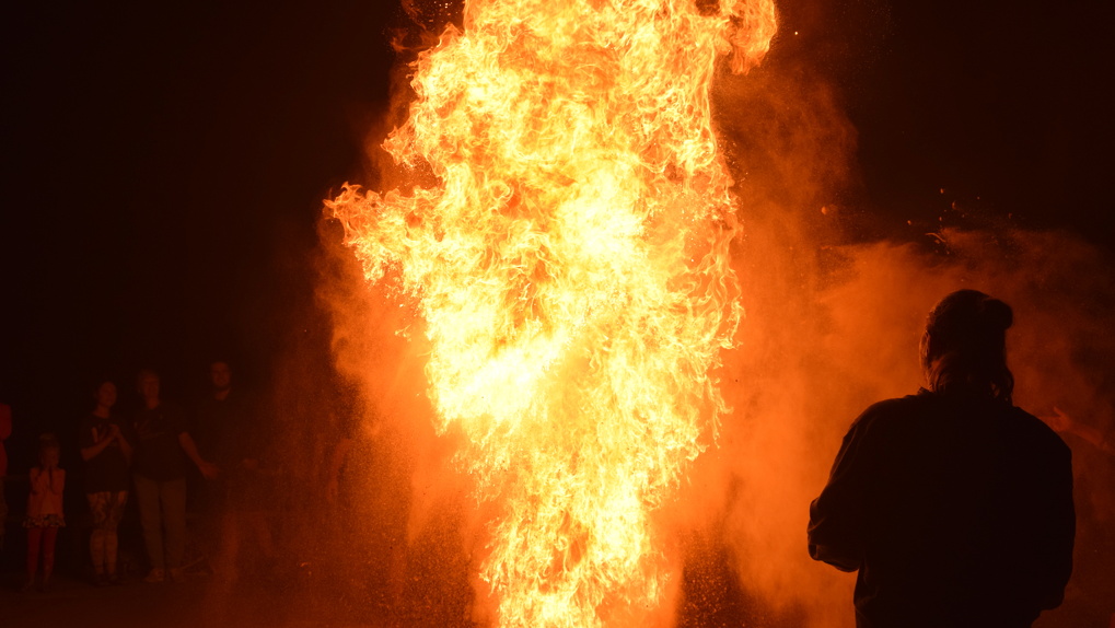 Фаер-шоу или священнодействие: омичи сожгли керамическую «душу города»