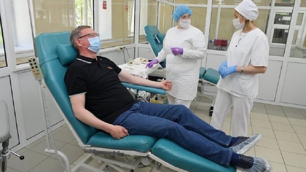 «Важно, чтобы люди шли на этот шаг». Глава Омской области принял участие в дне донора крови