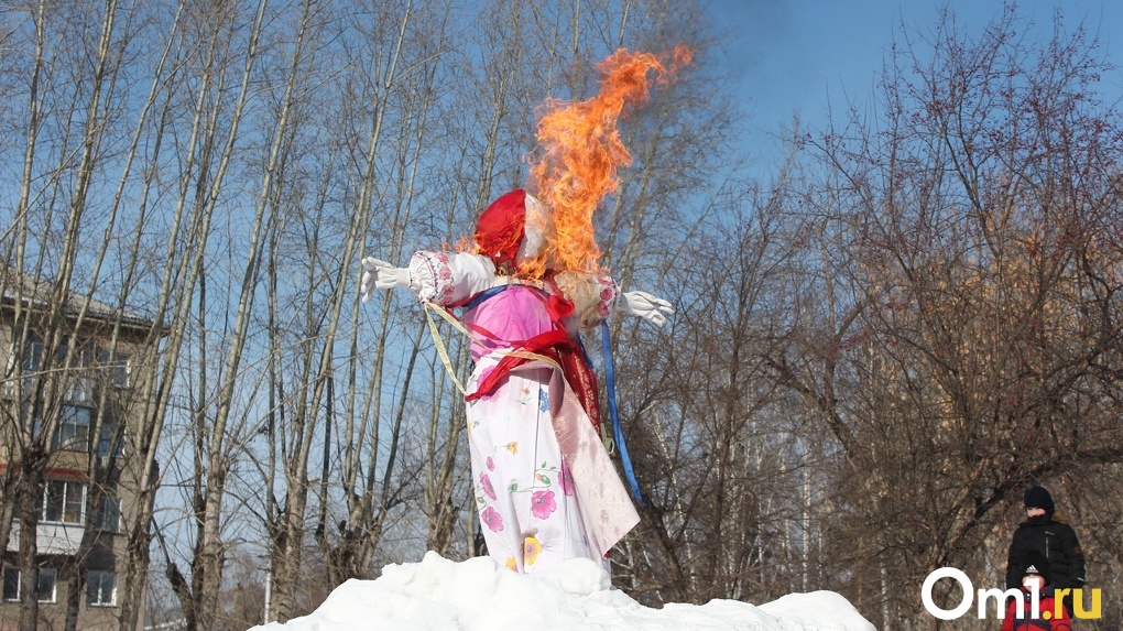 Яркий праздник с традиционными забавами и блинами организовали новосибирцам на Масленицу