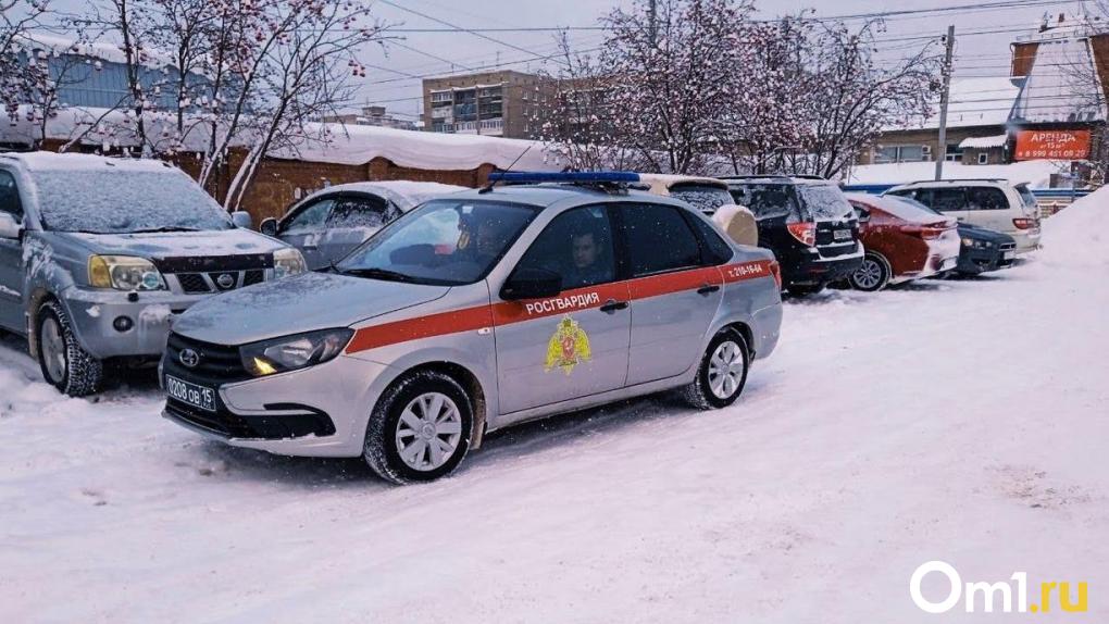 Росгвардия задержала пьяного мужчину у детского сада в Омске