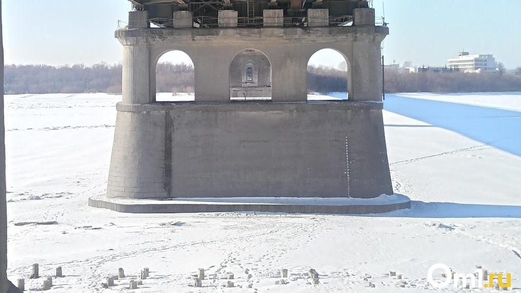 Асфальт на Ленинградском мосту пообещали укладывать не в снег