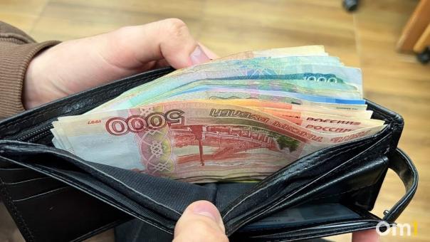 Часть омичей получит пенсии и выплаты в мае досрочно