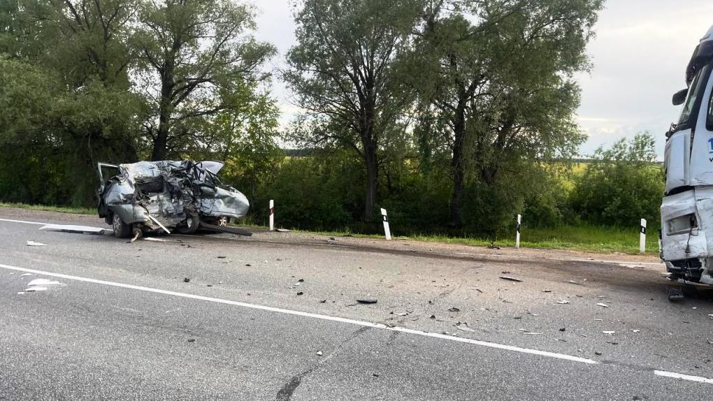 Легковушка всмятку: на трассе Тюмень-Омск произошла жуткая авария