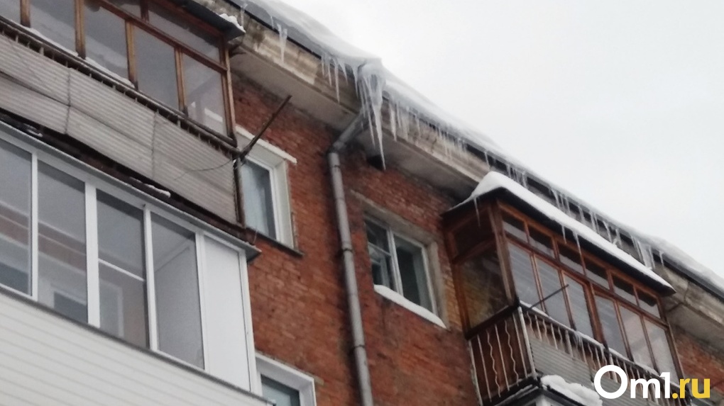 Усилить работу по очистке балконов и кровель от снега и льда поручил губернатор Новосибирской области