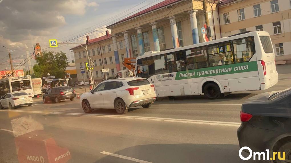 В омских Нефтяниках грузовая машина въехала в автобус с пассажирами