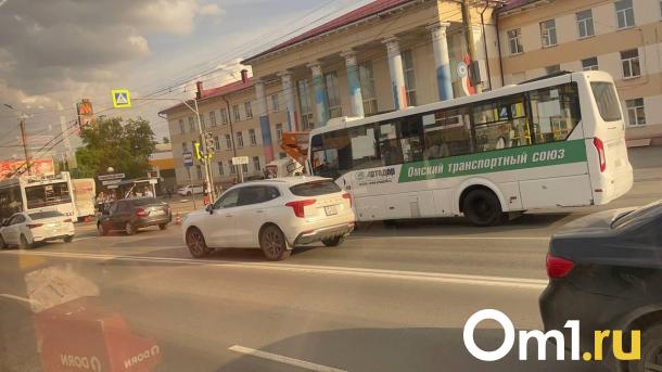 В омских Нефтяниках грузовая машина въехала в автобус с пассажирами