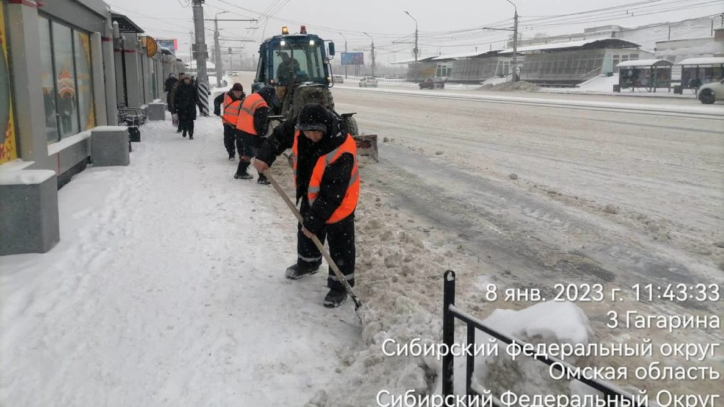 220 единиц техники: омские дорожники устраняют последствия снегопада
