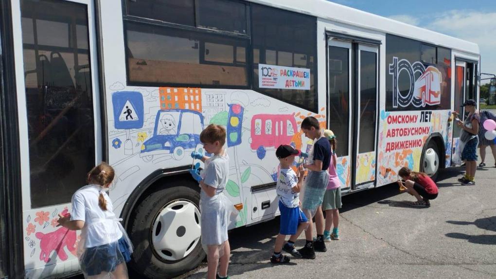 В Омске дети разрисовали пассажирский автобус