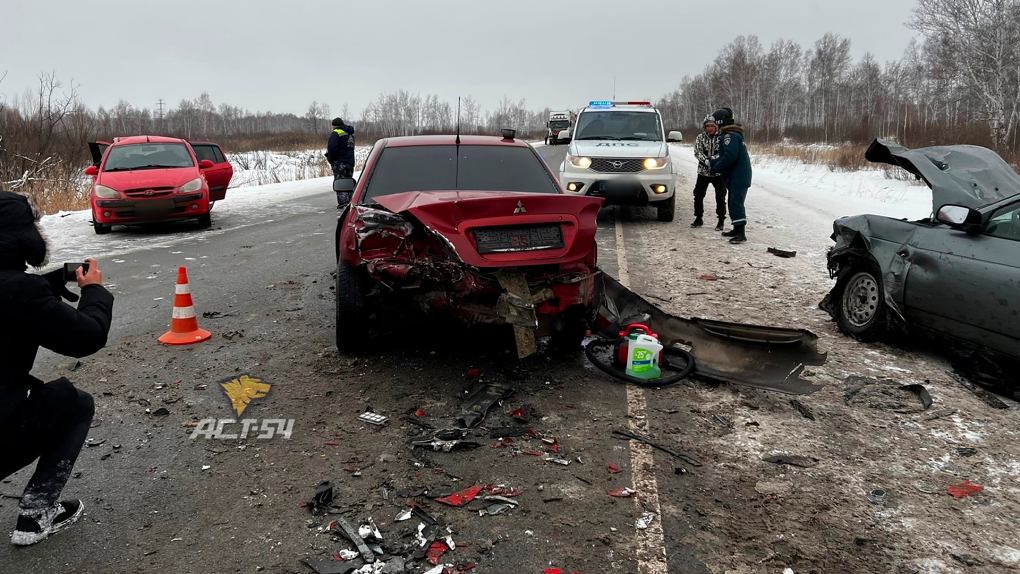 Куски рассыпаны по трассе: массовое ДТП с участием 4 автомобилей произошло в Новосибирской области. ФОТО