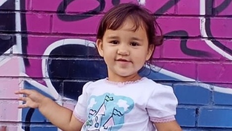 «Ей даже в коридор нельзя выходить»: родившая в 16 лет сибирячка просит спасти её малолетнюю дочь