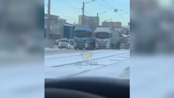 Фуры перекрыли движение на улице Волочаевской в Новосибирске