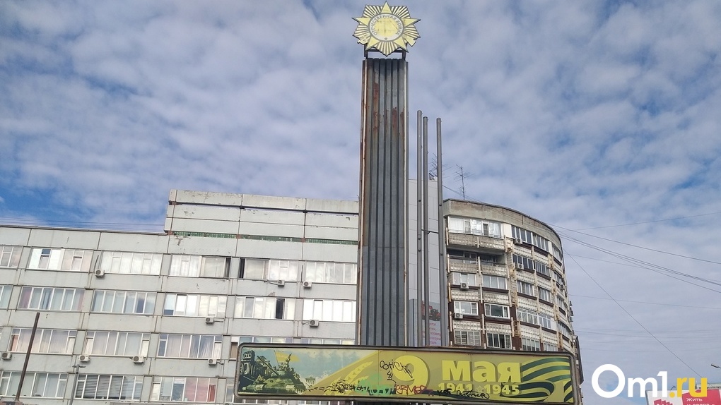«Он обветшал»: мэр Новосибирска объяснил возвращение на место стелы Героям ВОВ