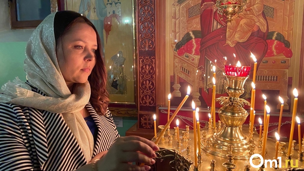 Сотни прихожан и церковное пение: фоторепортаж с рождественской службы в новосибирском храме