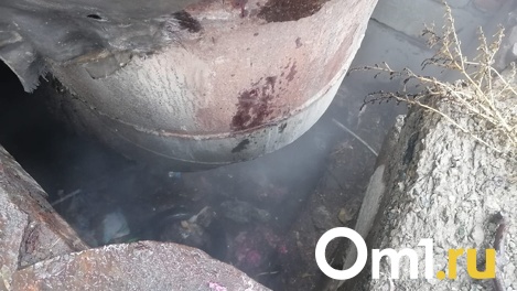Достали только утром: в Омске девушка провалилась в яму у теплотрассы и провела там всю ночь