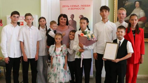 В Омске наградили победителей премии «Семья года»