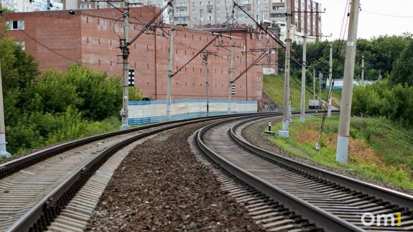 Грузовой поезд сбил 23-летнюю девушку в Новосибирской области
