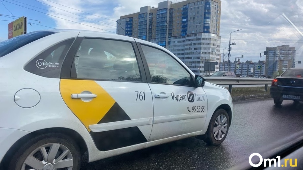 Вышвырнул на асфальт: новосибирский таксист высадил пассажирку с вейпом и опубликовал видео в сети