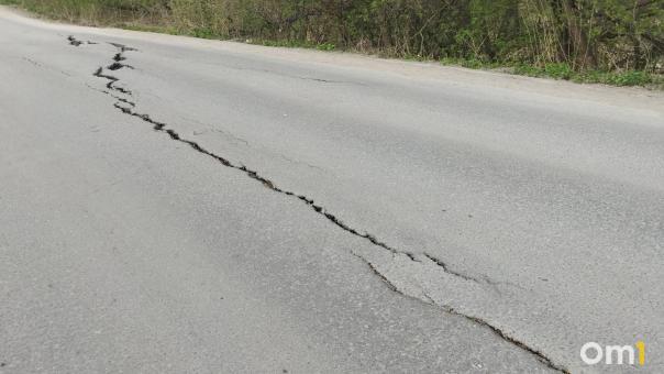 На дороге в центре Омска появилась глубокая яма