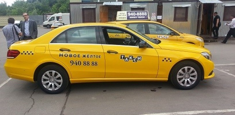 Желтая такси телефон. Желтое такси. Желтая машина такси. Расцветка такси. Цвет такси.