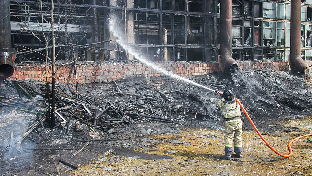 Омские пожарные показали, как 9 Мая несколько часов тушили заброшенное здание