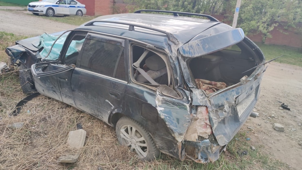 В Омской области пьяный водитель вдребезги разбил машину, врезавшись в забор ФОТО