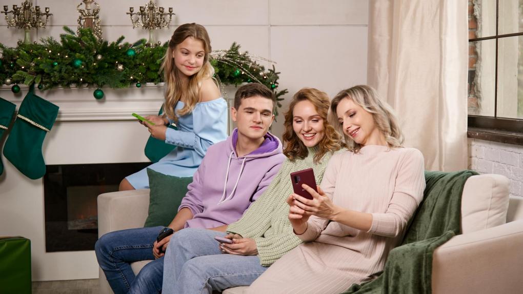Жители Омска провели новогодние праздники в мессенджерах и соцсетях