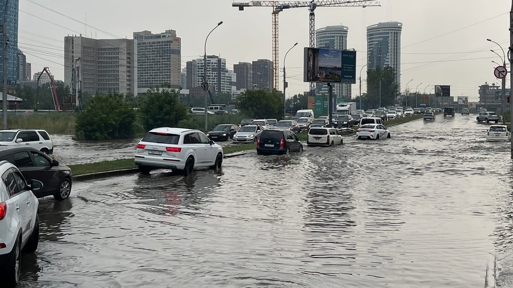 Новосибирск продолжает заливать мощный ливень
