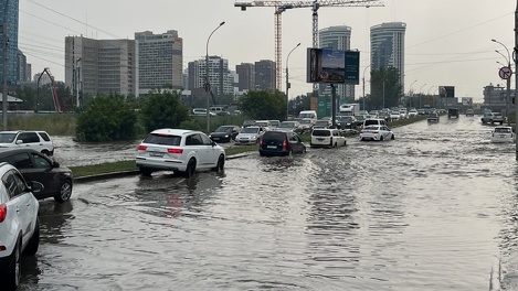 Новосибирск продолжает заливать мощный ливень