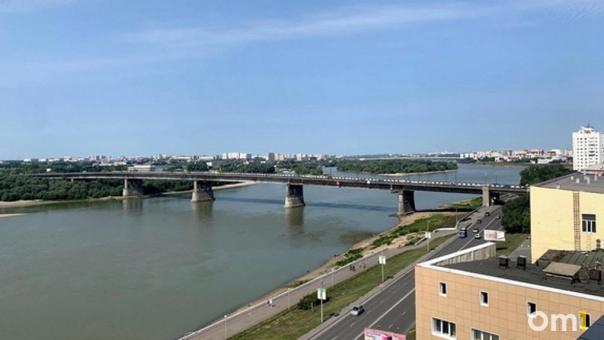 Омичам объяснили, почему опоры Ленинградского моста покрашены частично