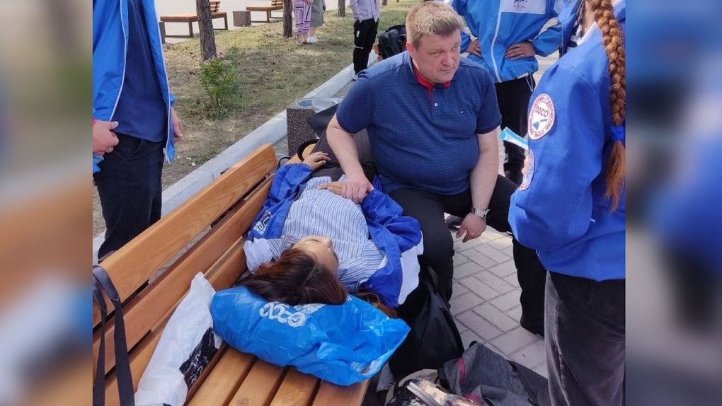 Главврач онкодиспансера Дмитрий Маркелов спас юную омичку, которая потеряла сознание на празднике