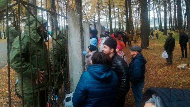 Волнение и радость: как прошло первое свидание родных с мобилизованными новосибирцами