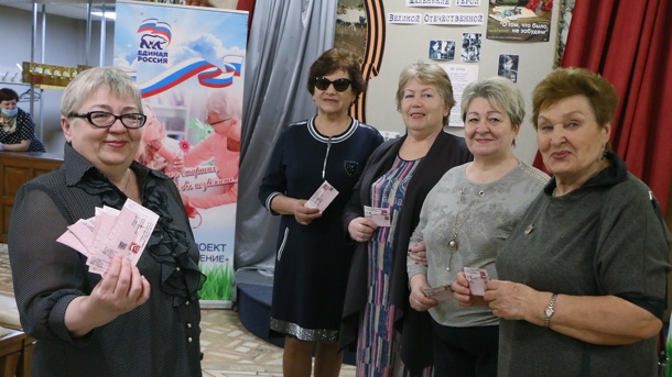 «Единая Россия» бесплатно пригласила в театр старшее поколение омичей