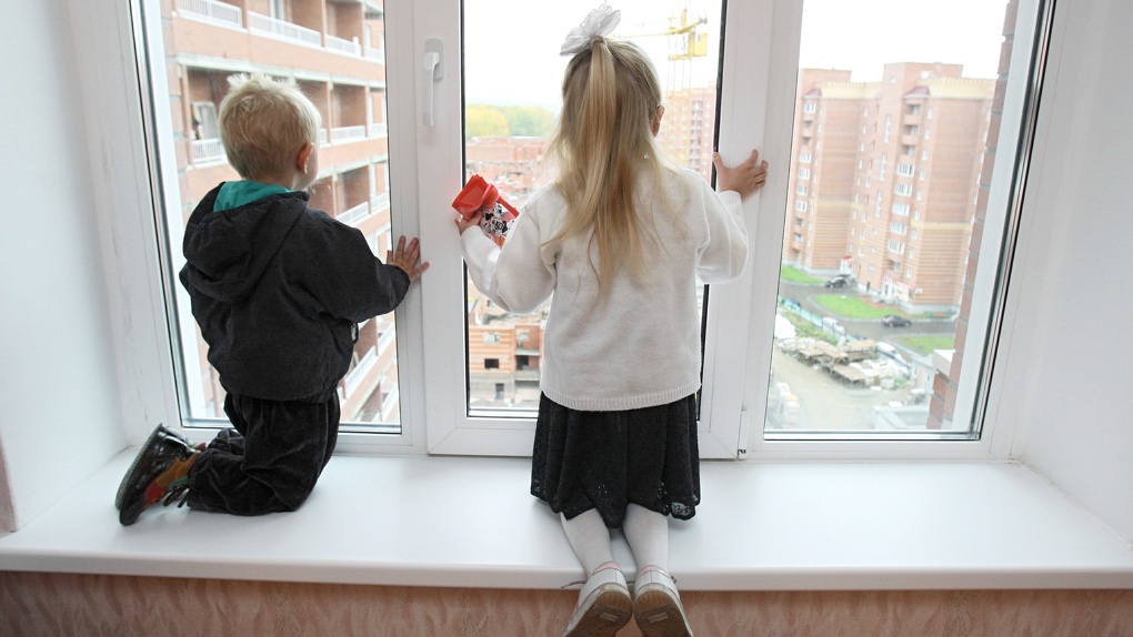 Чтобы дети не выпадали из окон, в России изменят правила строительства многоэтажек
