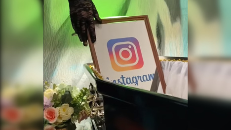 Ритуальная служба в Омске устроила похороны Instagram, бургерам и другим санкционным товарам ВИДЕО